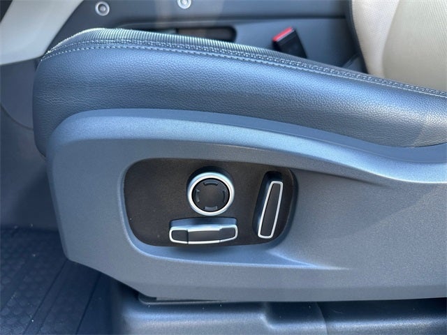 2023 Land Rover Defender 130 X-Dynamic SE