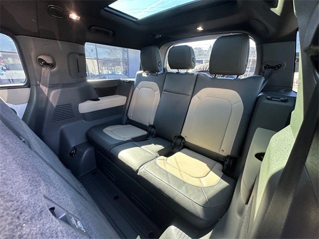 2023 Land Rover Defender 130 X-Dynamic SE