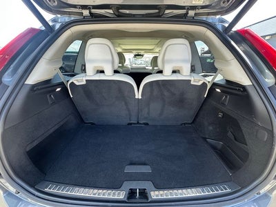 2020 Volvo XC90 T6 Momentum