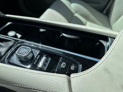 2020 Volvo XC90 T6 Momentum